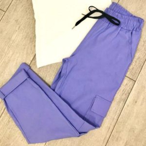 Pantalón con bolsillos a los lados